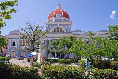 Cienfuegos -Parque Jose Marti - Palacio de Gobierno