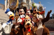 Los personajes de Disney. Chip & Dale, Mickey, Mini Mouse comparten frente al Castillo de Cenicienta en Disney